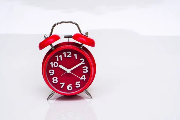 Beyaz arkaplanda kırmızı saat. Boşluğu kopyala