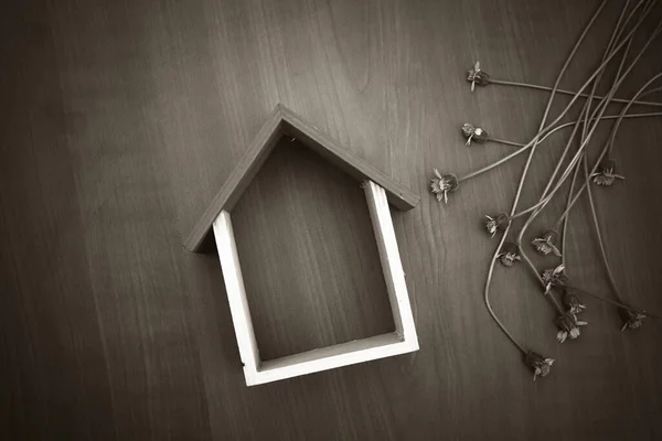 Ahşap arka planda ahşap oyuncak ev. Boşluğu kopyala