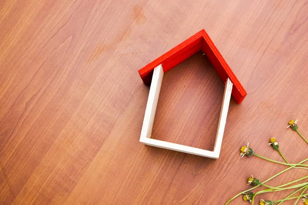 Ahşap arka planda ahşap oyuncak ev. Boşluğu kopyala