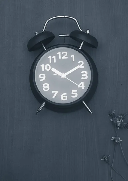Relógio Com Fundo Madeira — Fotografia de Stock