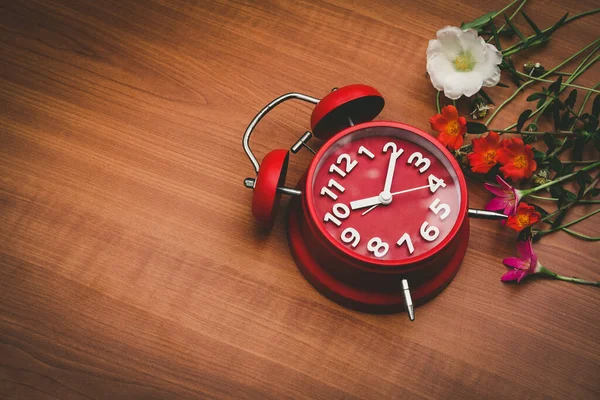 Relógio Vermelho Flores Fundo Madeira — Fotografia de Stock