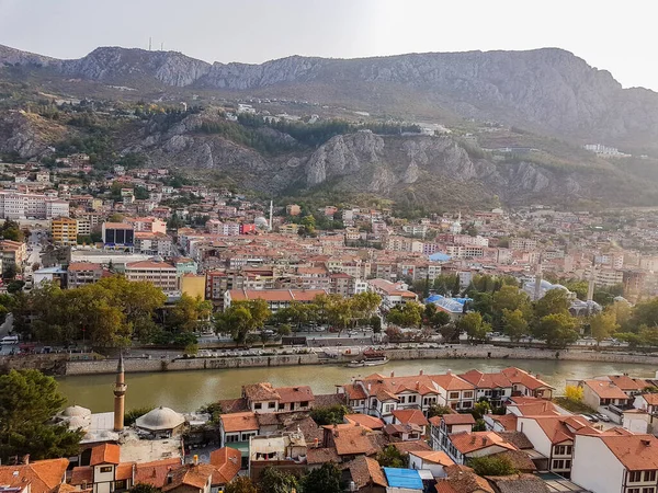 Geleneksel Osmanlı evleri ve SAFRANBOLU TURKEYE 'nin dar sokakları. UNESCO listesinden biri..