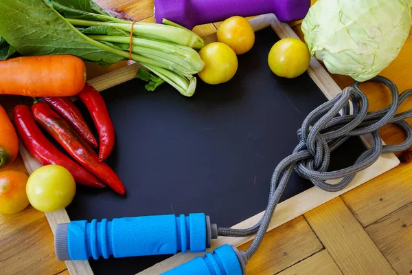 Dambılı spor konsepti ve sağlıklı yiyecekler. Boşluğu kopyala.