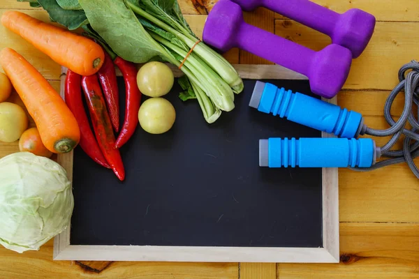 Dambılı spor konsepti ve sağlıklı yiyecekler. Boşluğu kopyala.