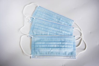 Beyaz arkaplanda yüz maskesi