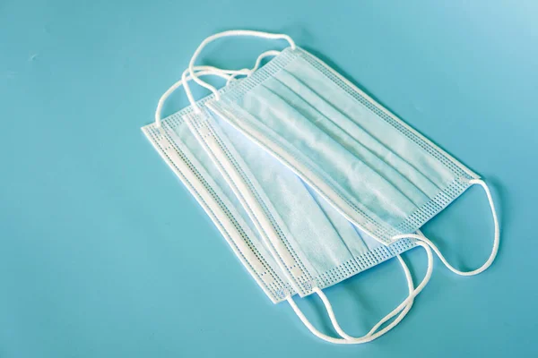 Beyaz arkaplanda yüz maskesi