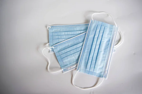 Beyaz arkaplanda yüz maskesi