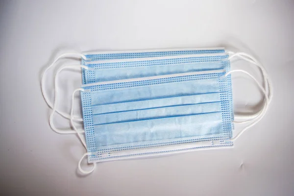 Beyaz arkaplanda yüz maskesi