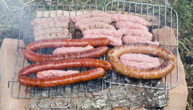 Barbekü ızgara et ve sosis ızgara