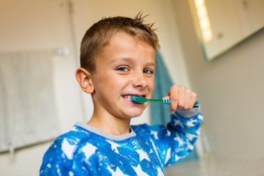 Genç çocuk diş fırçası ile diş fırçalama