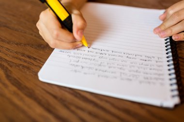 Çocuk el ile not etmek üstünde yazma