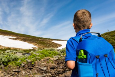 Çocuk açık havada doğa