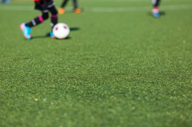 futbol oynayan bulanık çocuklar