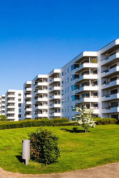 Contemporary condominium building — Stock Photo, Image