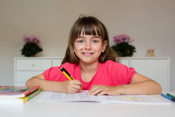 Lány készen áll neki a házi feladatot — Stock Fotó