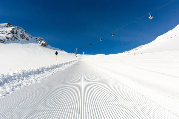 Newly groomed ski slope on a sunny day — Stock Photo, Image