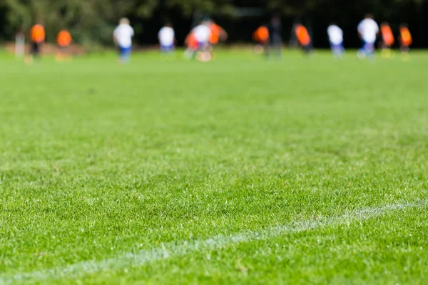 Jovens jogadores de futebol no campo de futebol — Fotografia de Stock