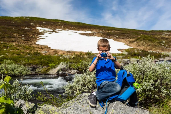 Boy on trip in nature — Stock Photo, Image