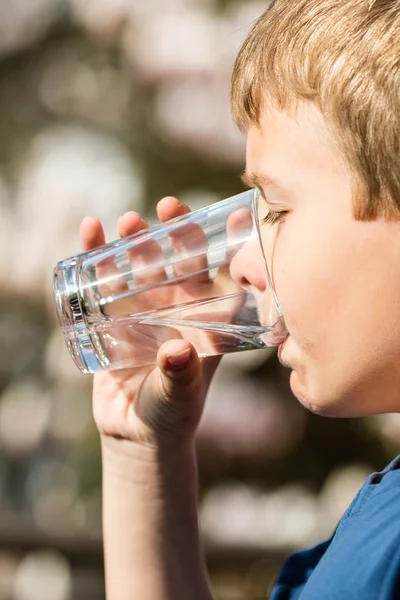 Chlapec s sklenici čerstvé vody — Stock fotografie
