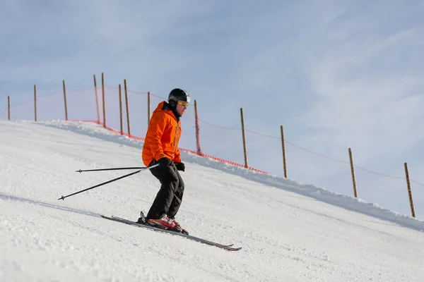 Mannelijke skiër skiën op de skipiste — Stockfoto