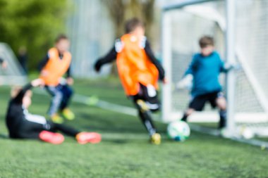 Futbol oynayan bulanık genç çocuklar