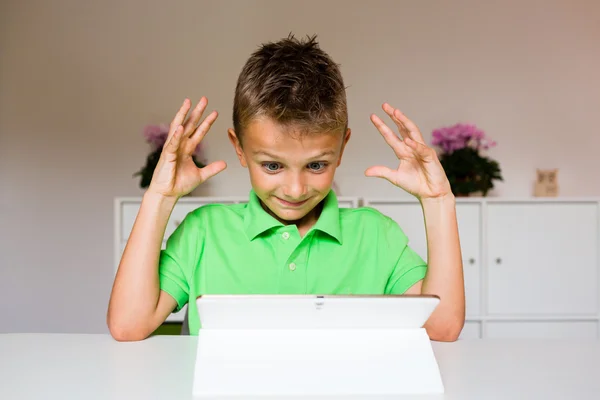 Niño frustrado usando un comprimido blanco — Foto de Stock