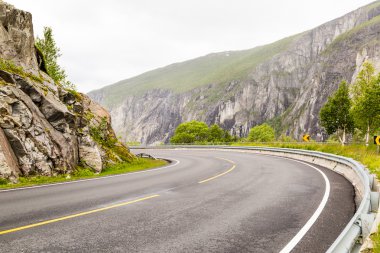 Norveç'te Hardangervidda'da yol