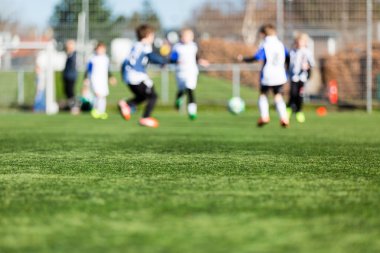 futbol oynayan bulanık çocuklar
