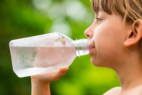 Meisje schoon kraanwater drinken van transparant plastic fles — Stockfoto
