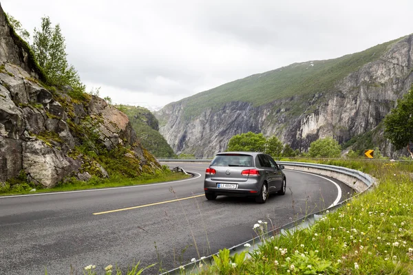 Carro dirigindo na estrada Hardangervidda na Noruega — Fotografia de Stock