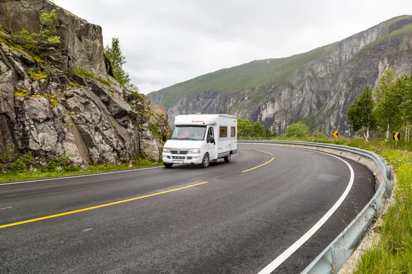 Wohnmobil fährt auf hardangervidda Straße in Norwegen — Stockfoto