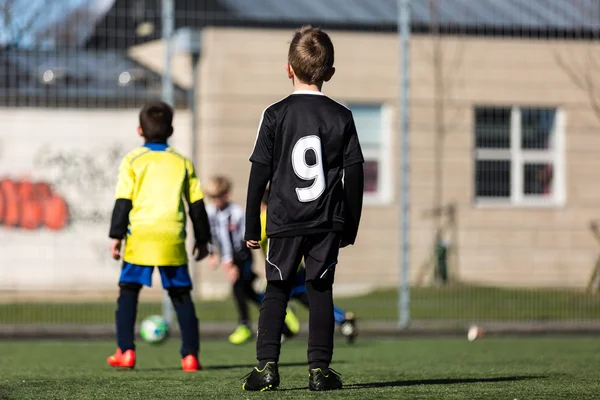 Futbol maçı sırasında genç çocuk