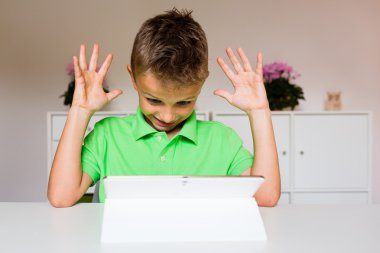 Hayal kırıklığına uğramış çocuk beyaz tablet kullanma