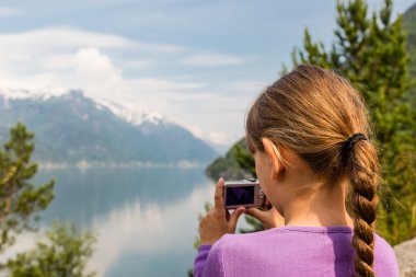 Kız alma fotoğraf ile kompakt fotoğraf makinesi