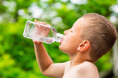 Çocuk temiz musluk suyu şeffaf plastik Şişeden içme