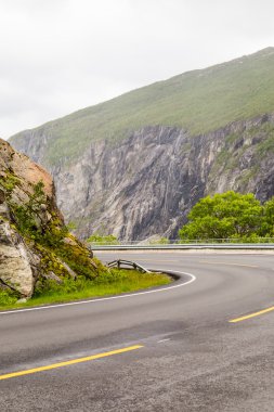Norveç'te Hardangervidda'da yol
