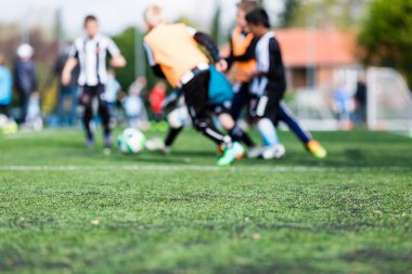 Bulanıklık genç erkek futbol maçı oynarken