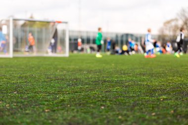 Bulanıklık genç erkek futbol maçı oynarken