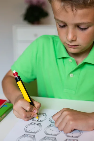 Närbild av pojken gör skolarbete — Stockfoto