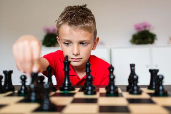 Criança jogando xadrez — Fotografia de Stock