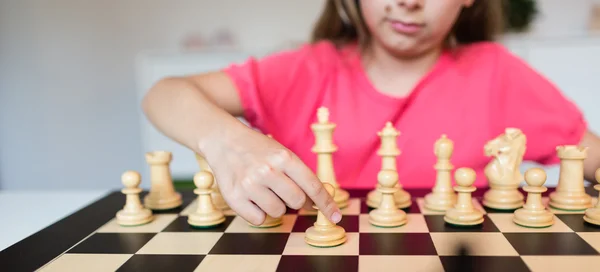 Menina e tabuleiro de xadrez — Fotografia de Stock
