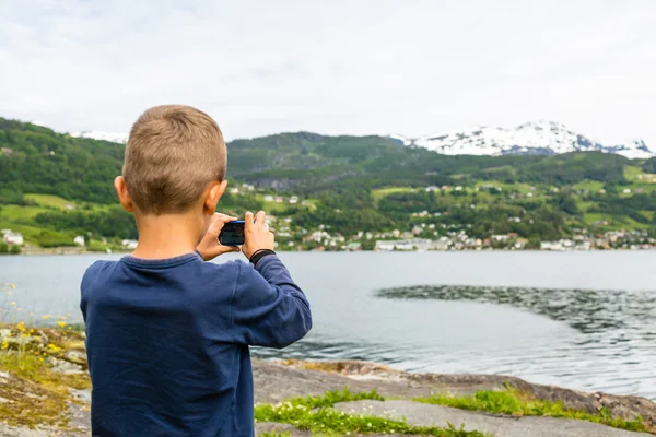 Pojke med bild med digital kompakt kamera — Stockfoto