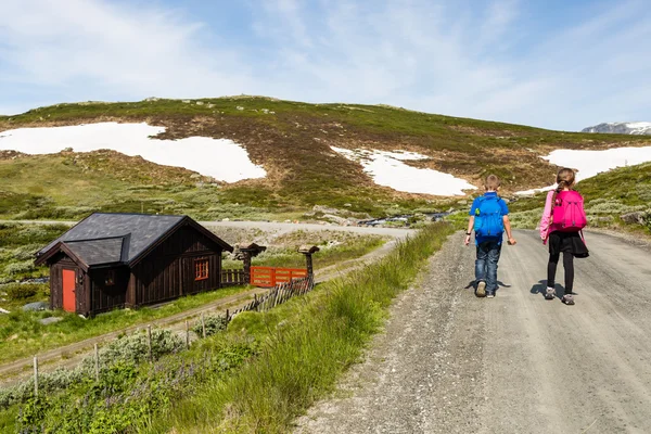 Barn vandring i Norge — Stockfoto