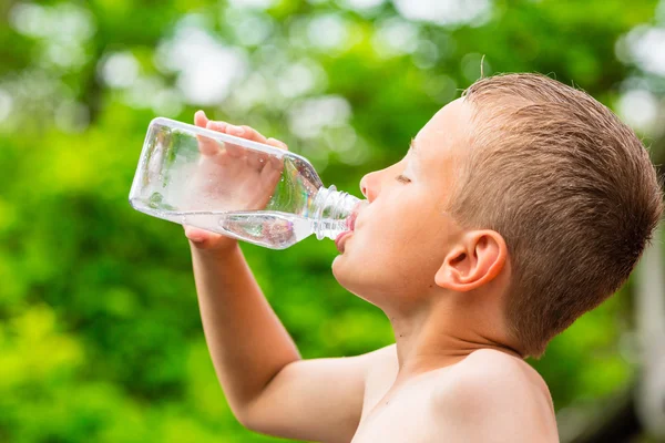 Çocuk temiz musluk suyu şeffaf plastik Şişeden içme