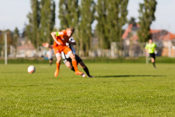 Amatör futbol maçı oynarken bulanık futbolcular — Stok fotoğraf