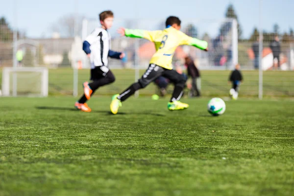 Verschwommene Kinder beim Fußballspielen — Stockfoto