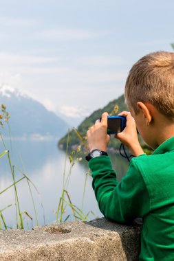 Çocuk alarak resim dijital kompakt kamera ile