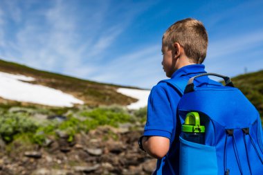 Çocuk açık havada doğa