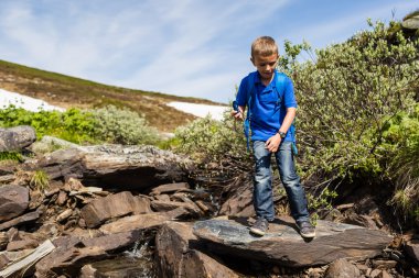 Çocuk açık havada doğa içinde