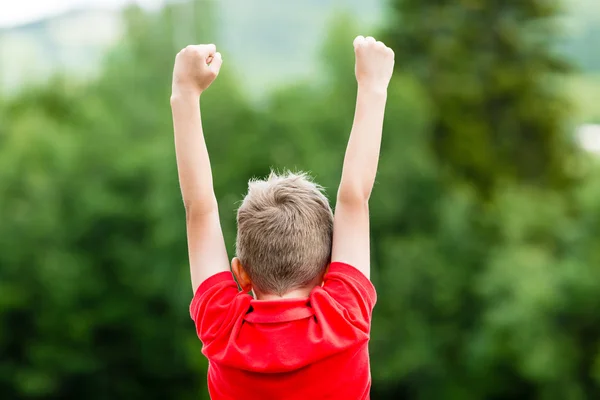 Criança celebrando sucesso ou vitória — Fotografia de Stock